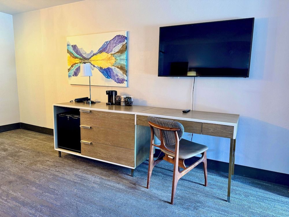 Hotel Becket, BW Signature Collection Standard Room, 2 Queen Beds, Non Smoking (Pet Friendly) 4