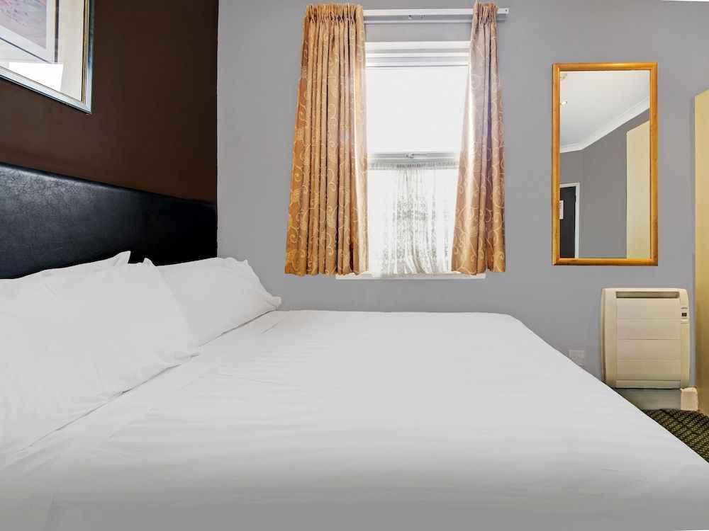 OYO Bostons Manor Hotel, Hanwell London Standard Double Room, 1 Double Bed 3