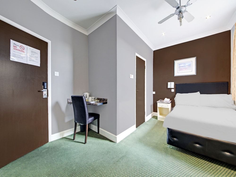 OYO Bostons Manor Hotel, Hanwell London Standard Double Room, 1 Double Bed 5