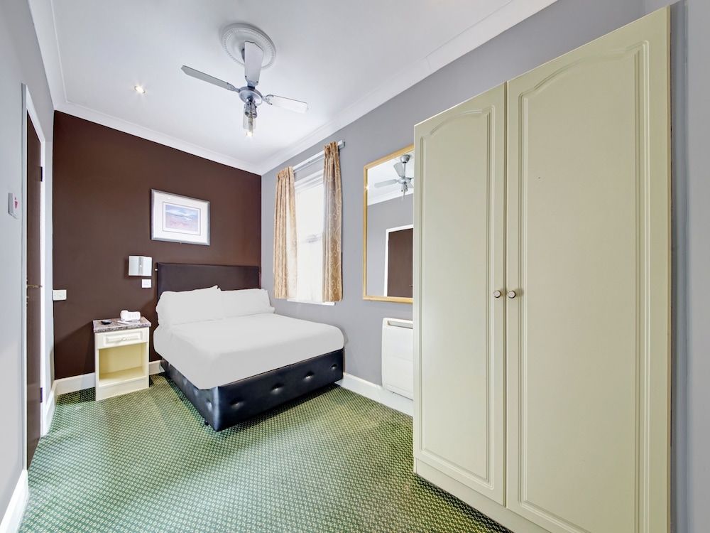 OYO Bostons Manor Hotel, Hanwell London Standard Double Room, 1 Double Bed 2