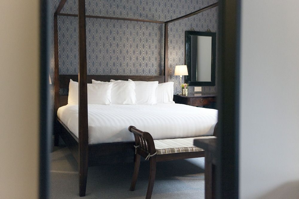 Asperion Hillside 4 Poster Suite 4