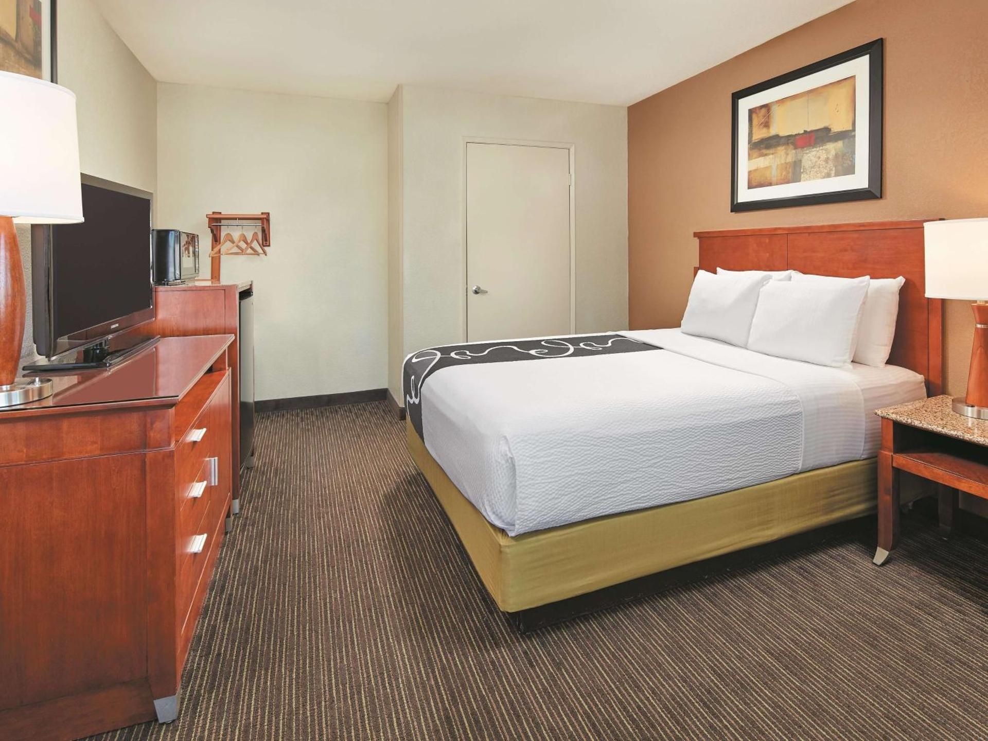 Queen Room with Mobility/Hearing Access - Non-Smoking