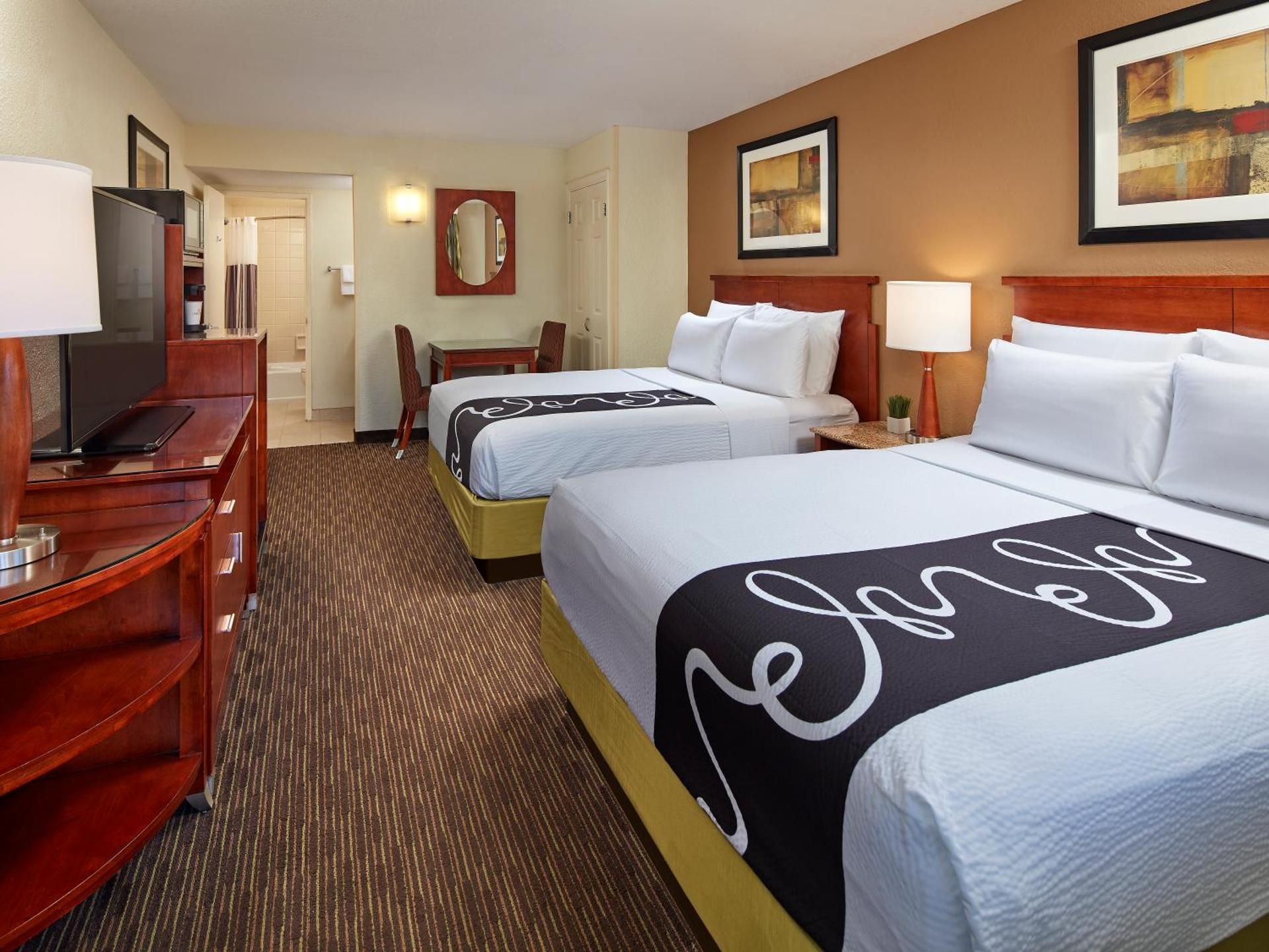 2 Queen Beds