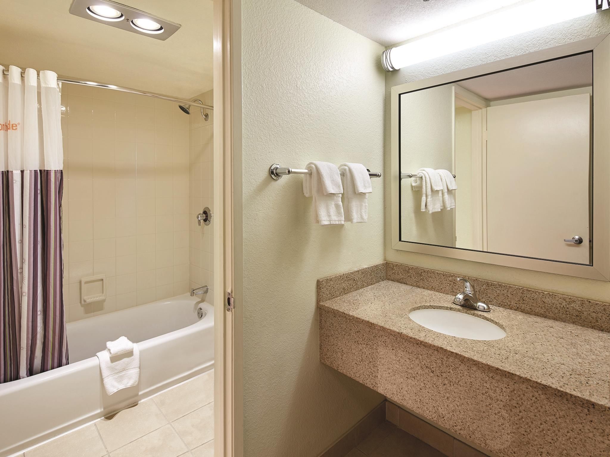 1 Queen Bed Accessible Suite