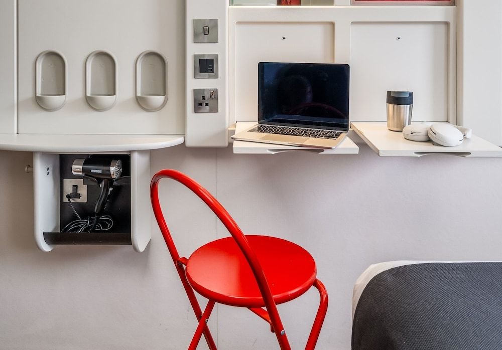 Point A Hotel Glasgow Classic Twin Room, No Windows 7