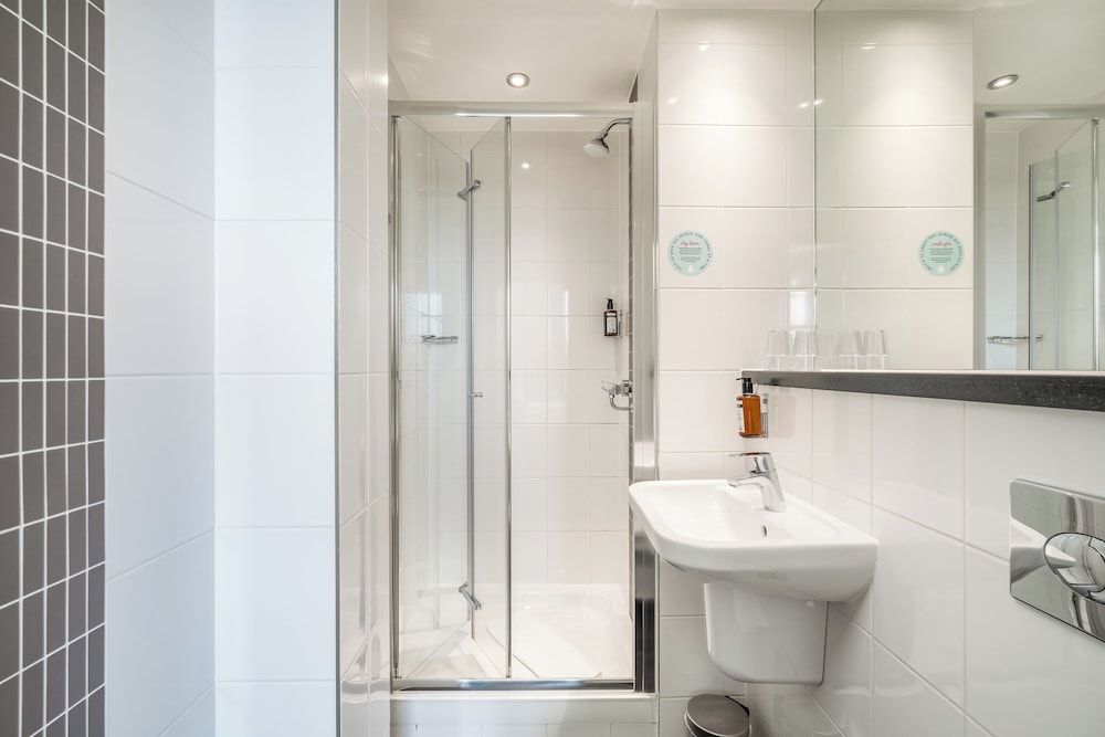 Point A Hotel Glasgow Classic Twin Room, No Windows 6