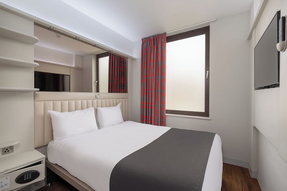 Point A Hotel Glasgow Double Room 2