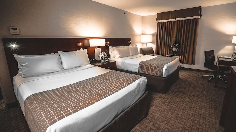 Lord Elgin Hotel Classic Two Queen Room 9