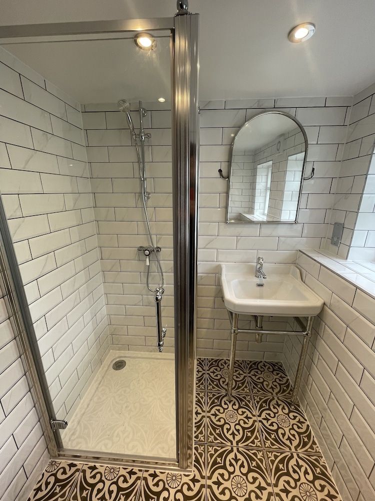 Albany Hotel Double Room, Shared Bathroom 8