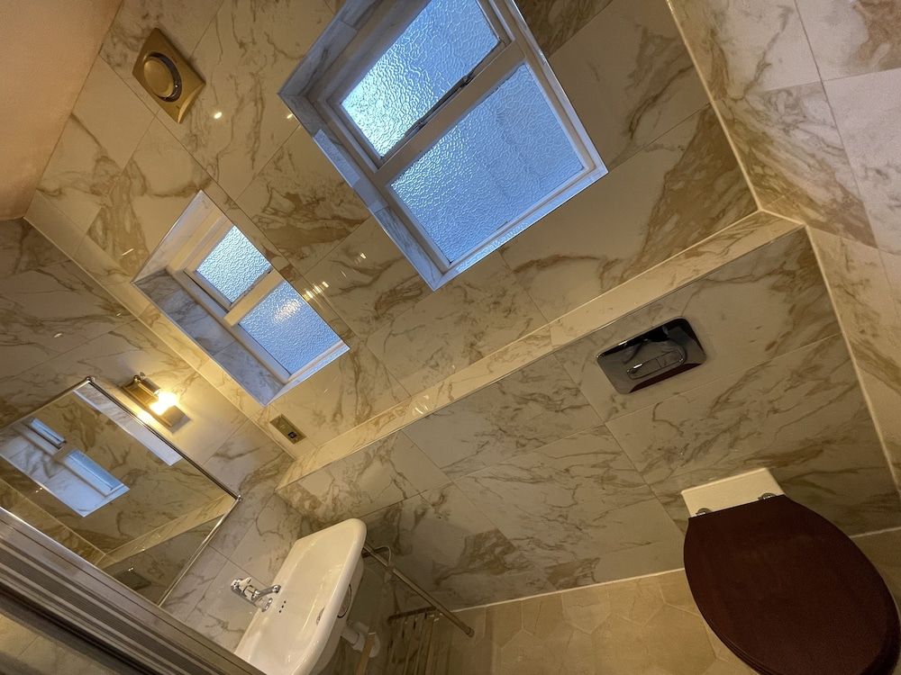 Albany Hotel Double Room, Shared Bathroom 10