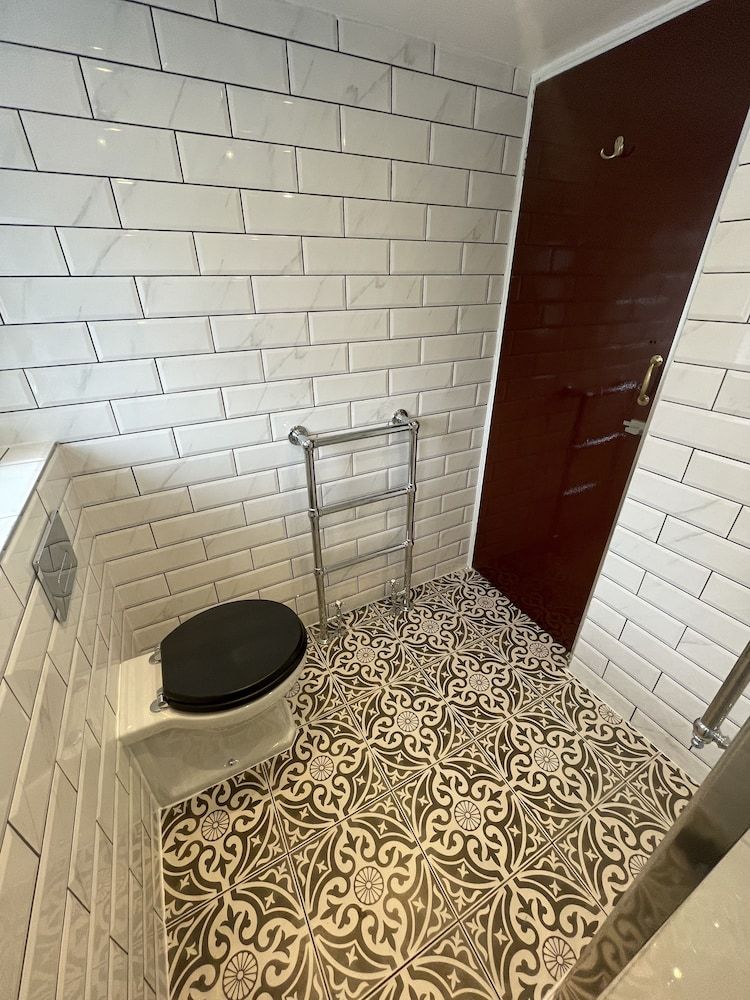 Albany Hotel Double Room, Shared Bathroom 12