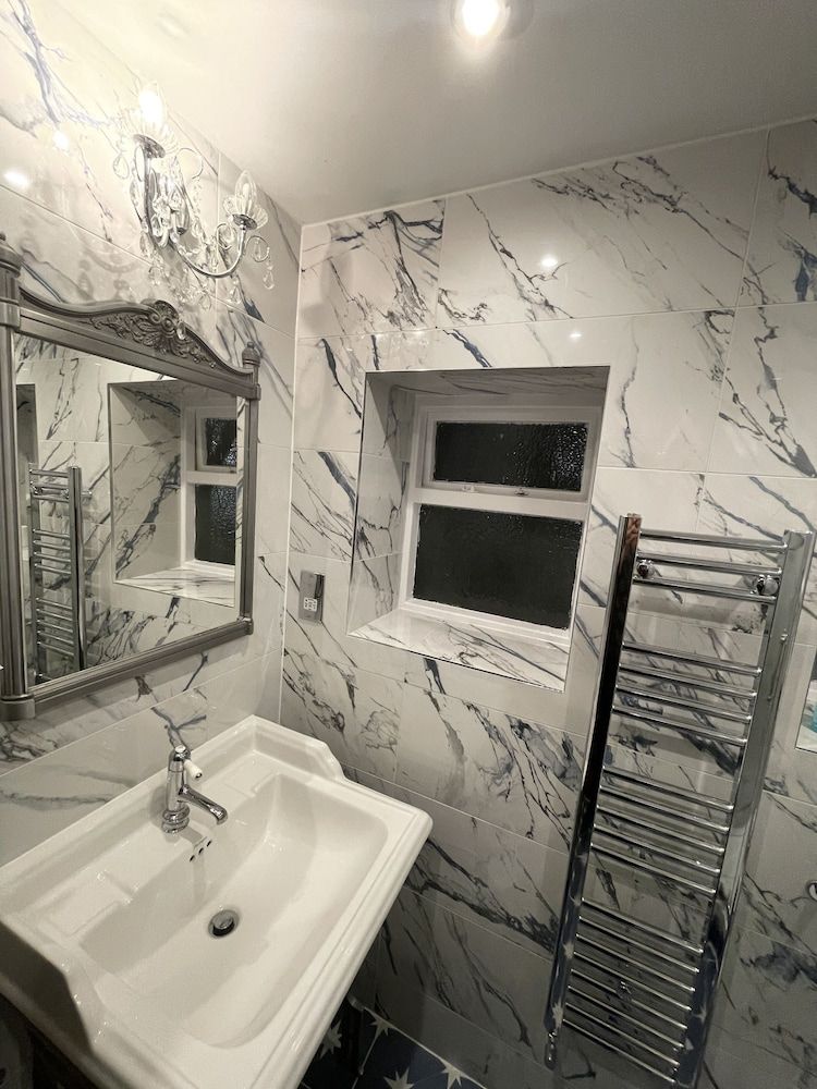 Albany Hotel Double Room, Shared Bathroom 7