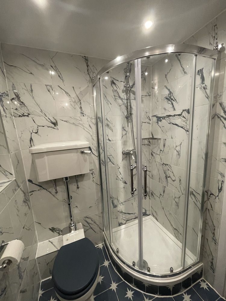 Albany Hotel Double Room, Shared Bathroom 14