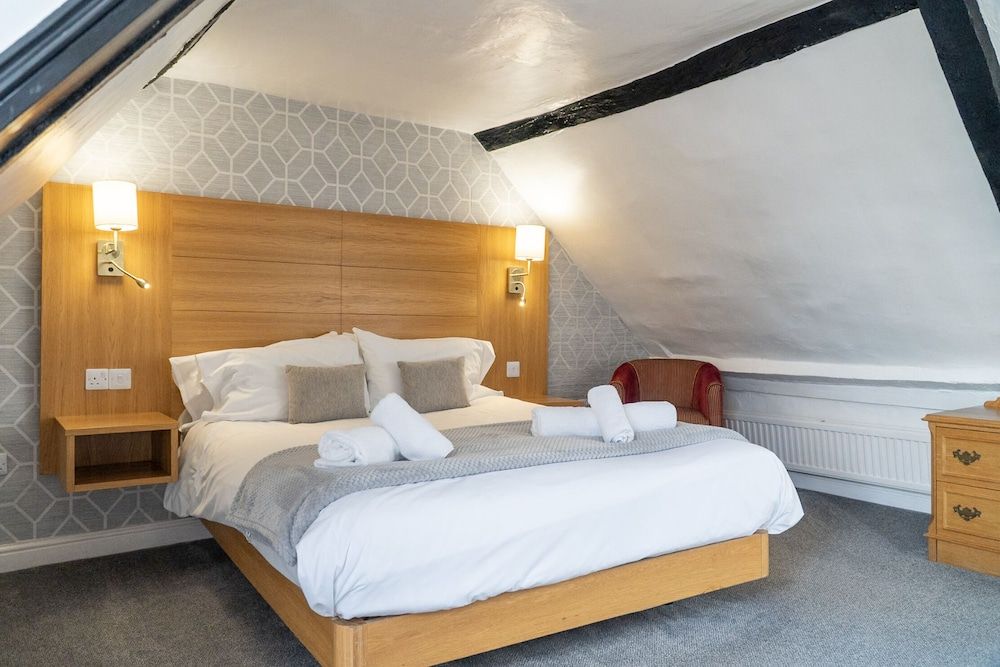 The Red Lion Hotel Deluxe Double Room, Ensuite 2