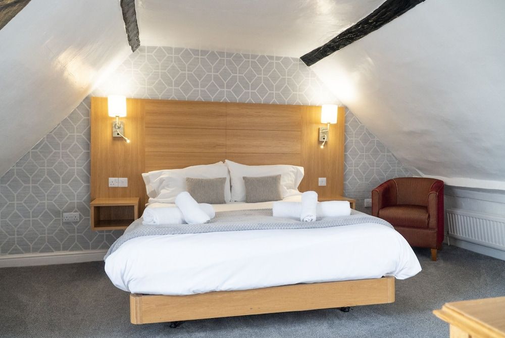 The Red Lion Hotel Deluxe Double Room, Ensuite 3