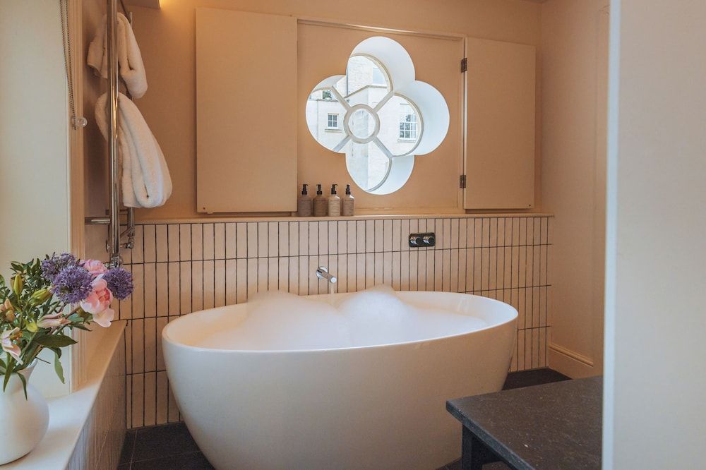 Deep Soaking Bathtub