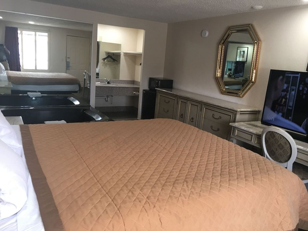 A Victory Inn - Roseville Premium Room, 1 King Bed, Jetted Tub 2