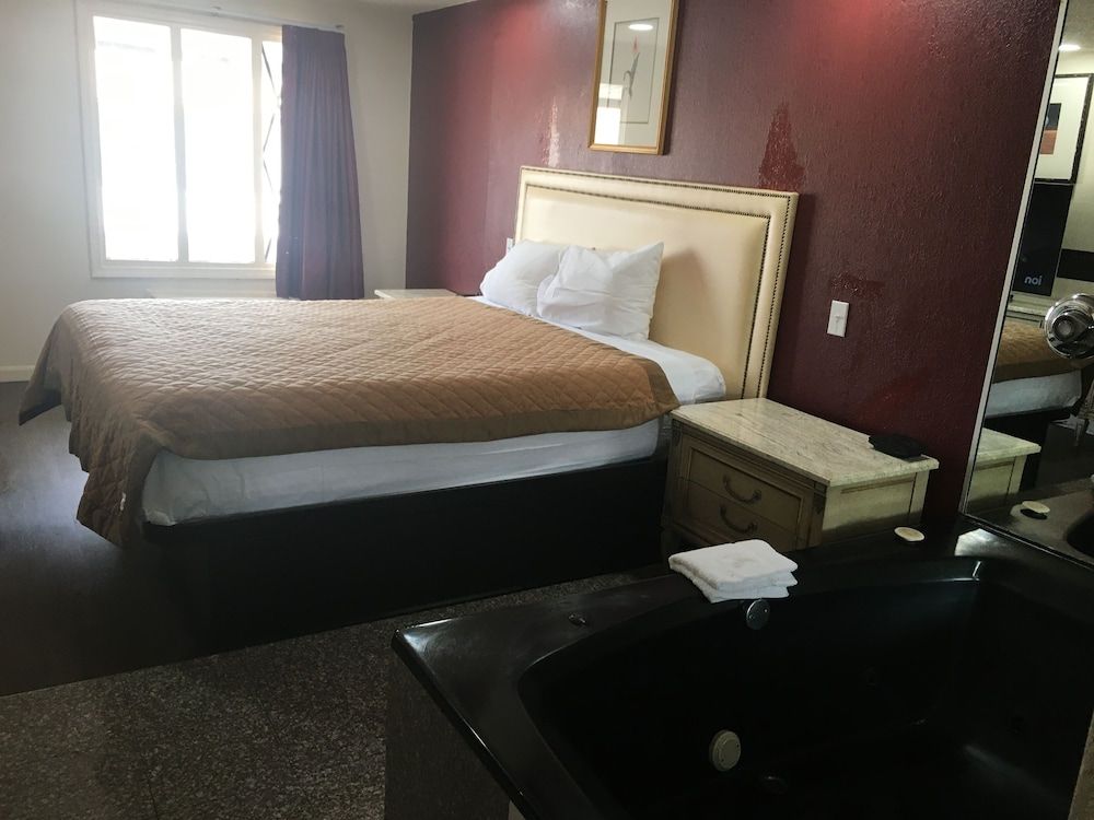 A Victory Inn - Roseville Premium Room, 1 King Bed, Jetted Tub 3