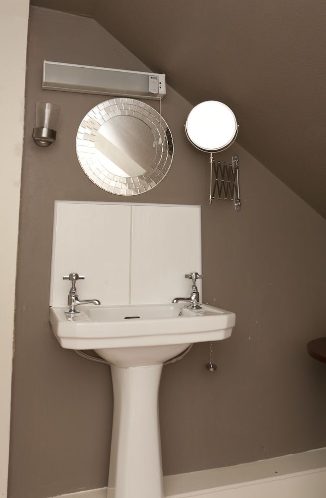 Edinburgh Townhouse Standard Triple Room, City View (6'3" height restriction) 8