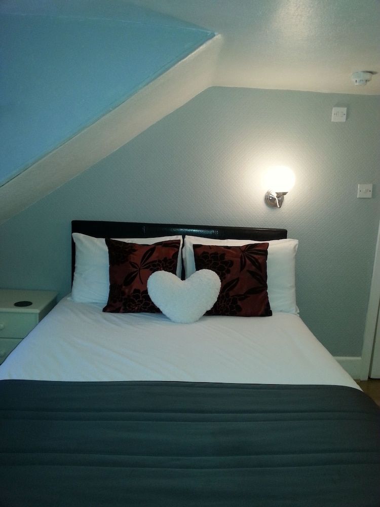 Edinburgh Townhouse Standard Triple Room, City View (6'3" height restriction) 4