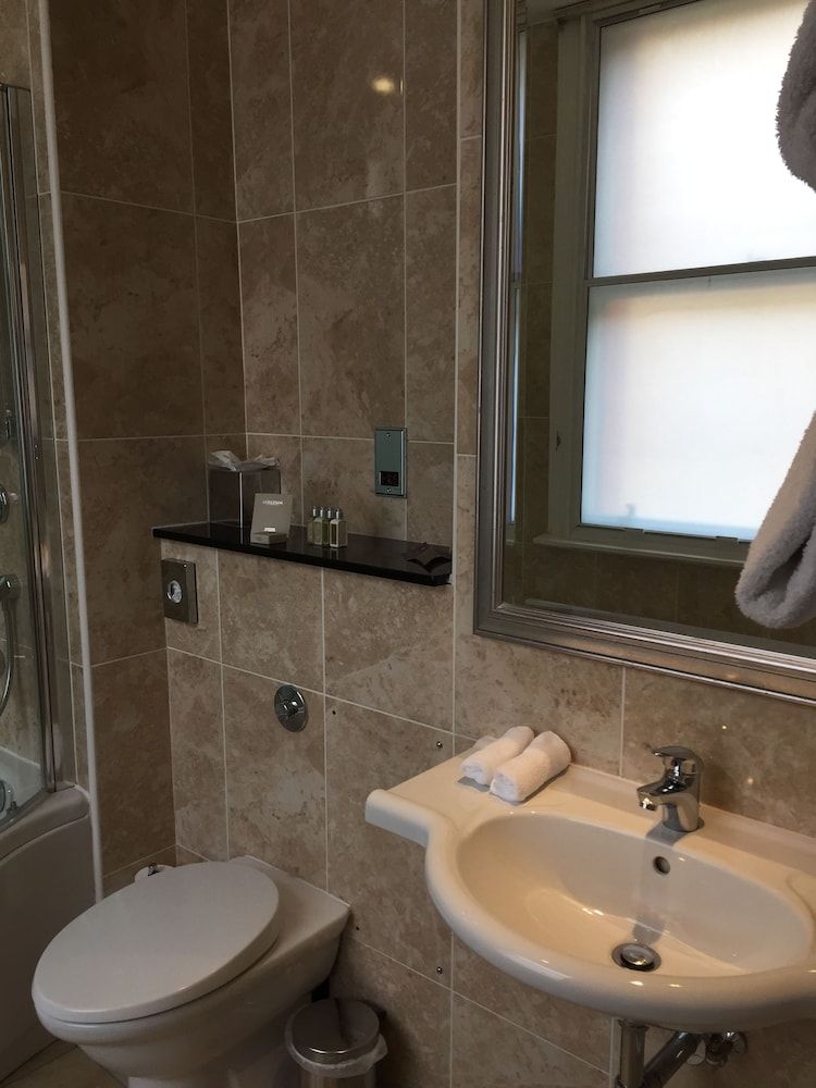 Quebecs Deluxe Double Room 5