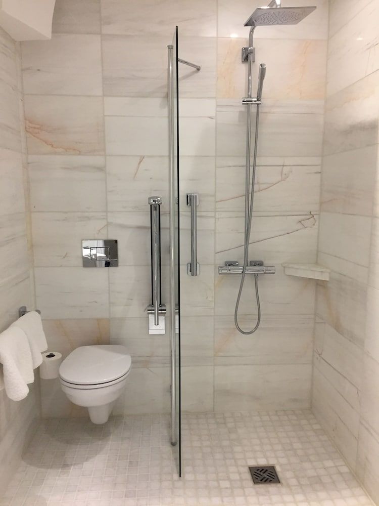 Quebecs Deluxe Double Room 4