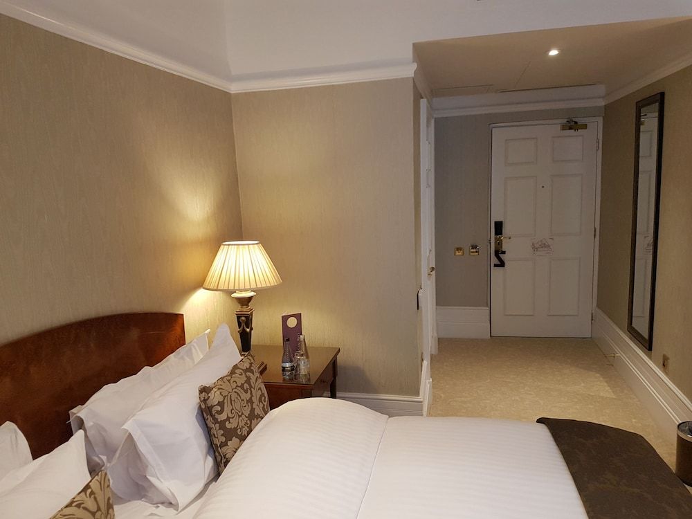 Quebecs Executive Double Room 3