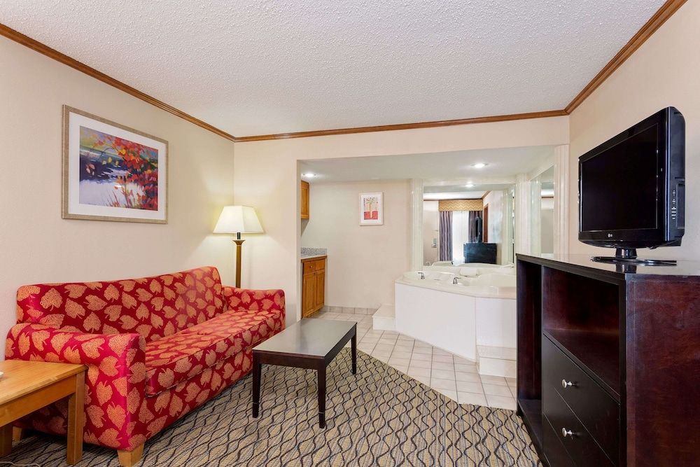 Deluxe Studio Suite, 1 King Bed, Non Smoking (Exterior Corridor)