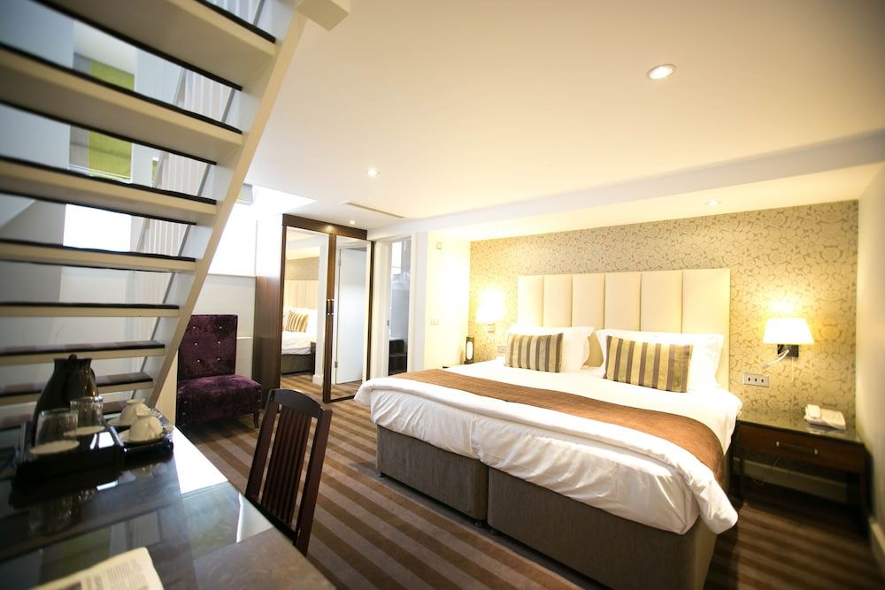 undefined The Pillar Hotel 4