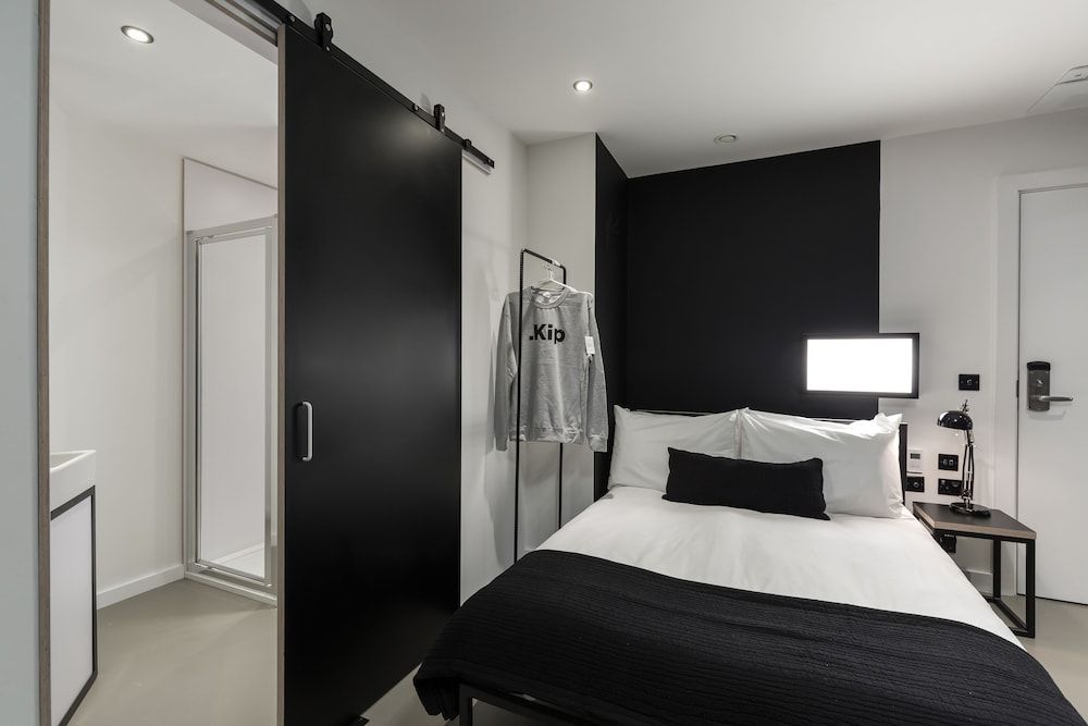Double Room (Medium)