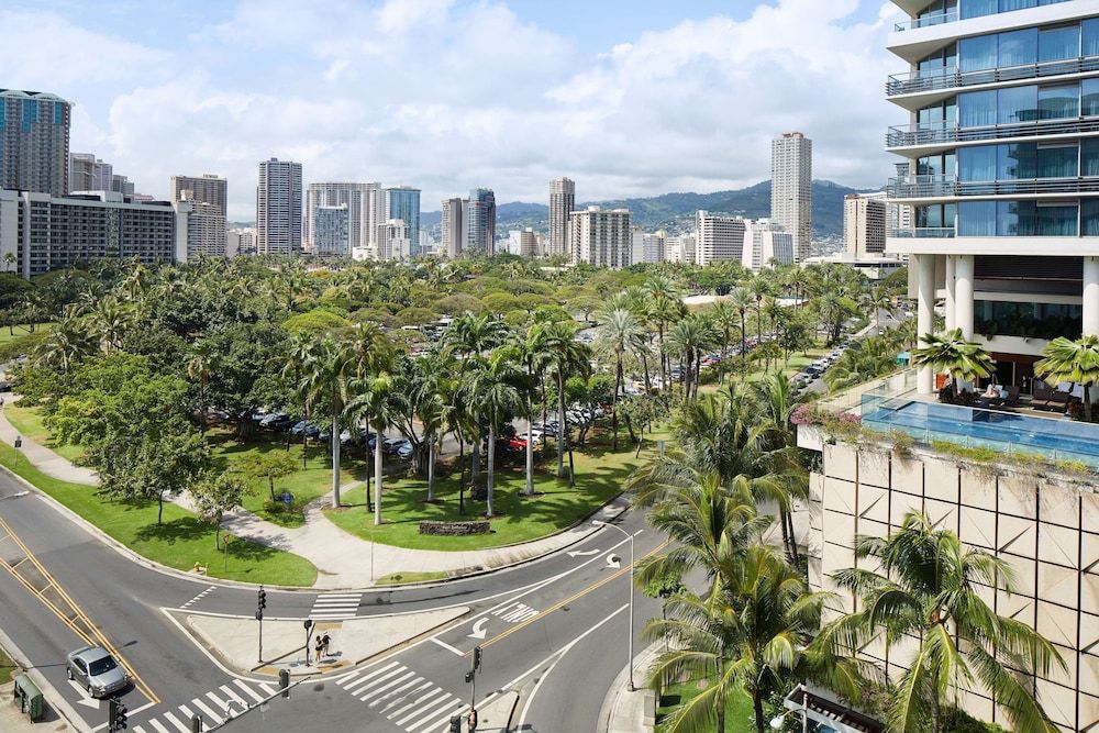OUTRIGGER Reef Waikiki Beach Resort Room, 2 Queen Beds, Resort View 4