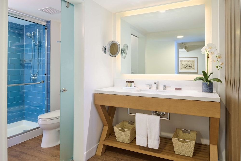 OUTRIGGER Reef Waikiki Beach Resort Club Room, 1 Queen Bed, Resort View 3