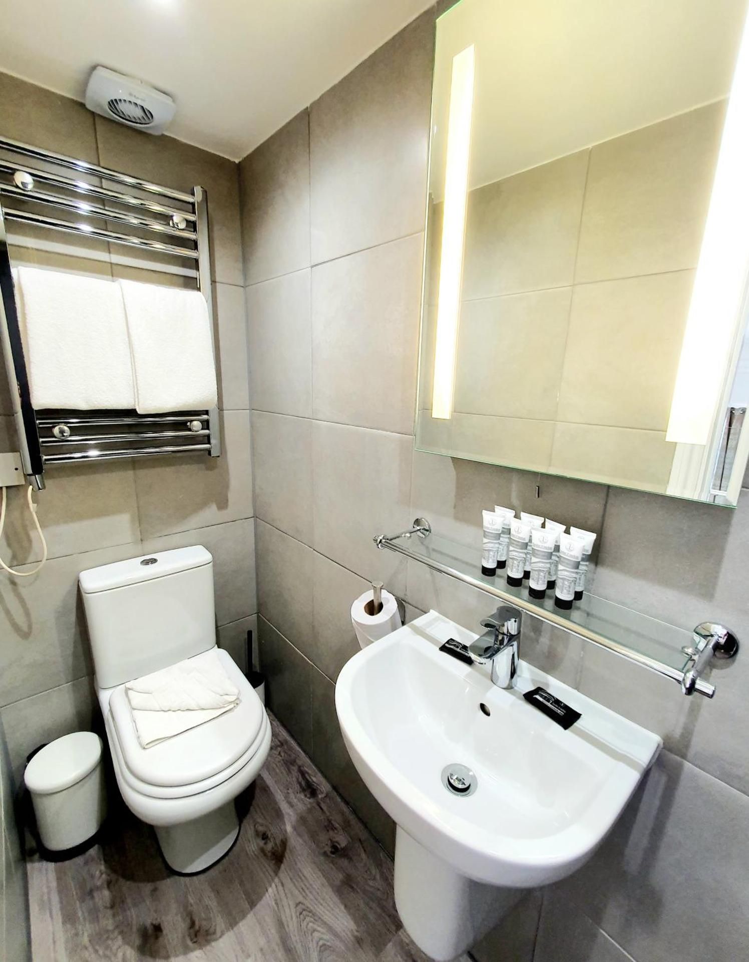 undefined Hyde Park Superior Apartments 3