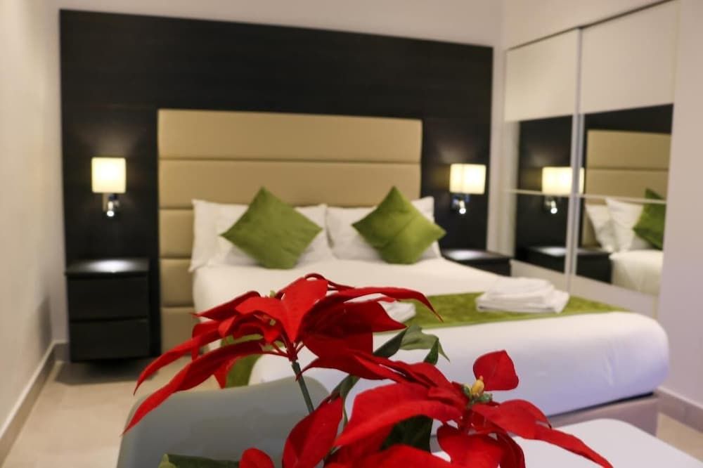 undefined Hyde Park Superior Apartments 3