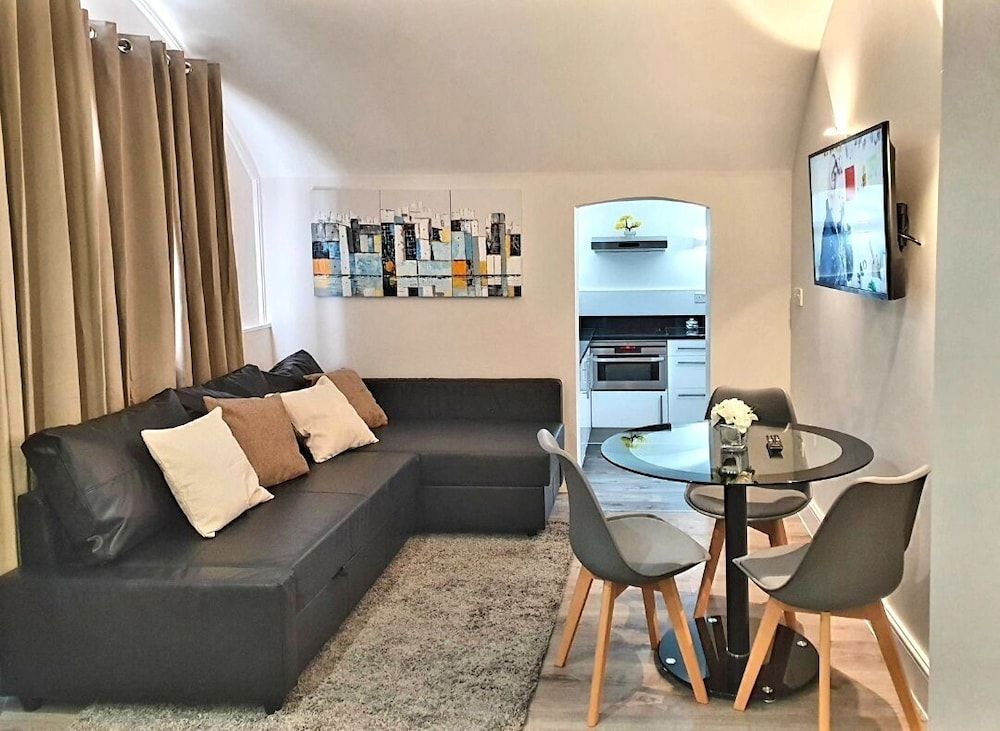 undefined Hyde Park Superior Apartments 2