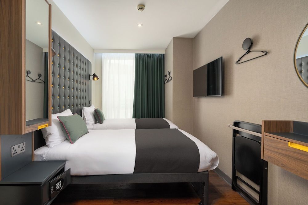 Standard Twin Room (with window)