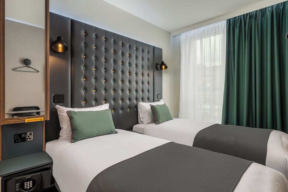 Standard Twin Room (with window)