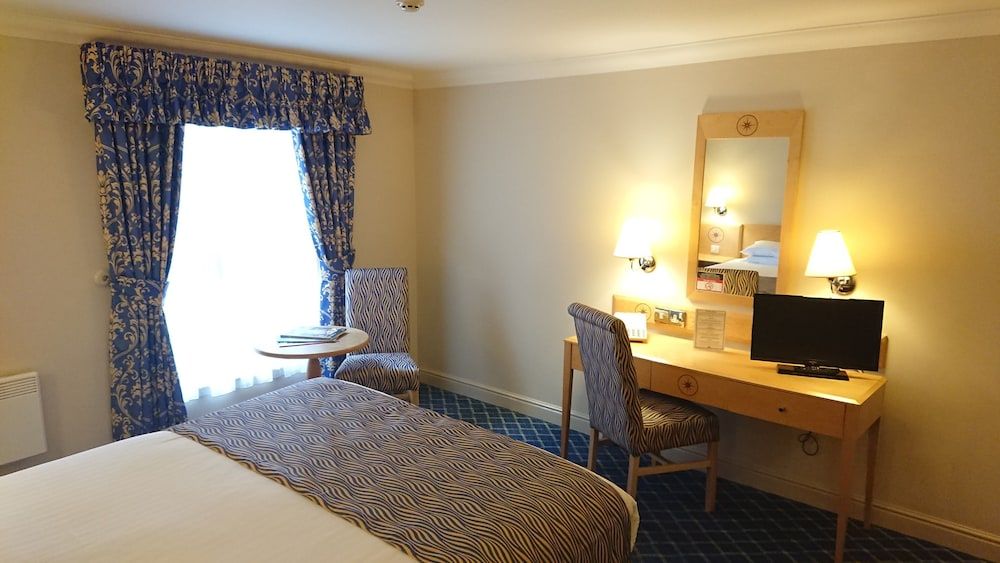 Queens Hotel Standard Double Room, 1 King Bed 3