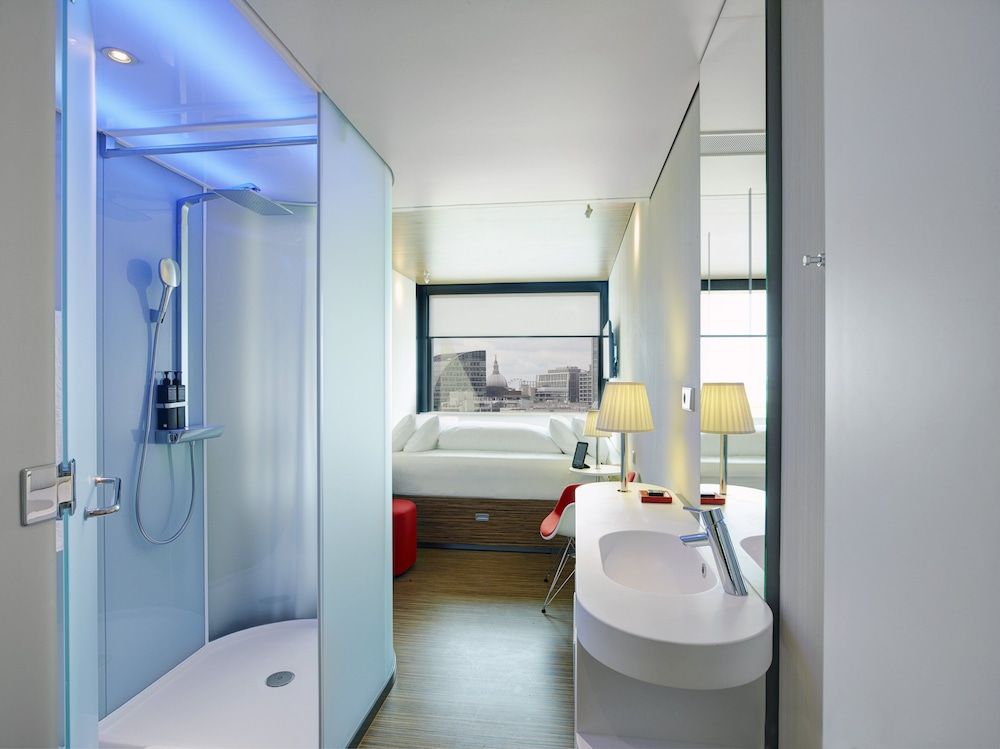 citizenM London Shoreditch Room, 1 King Bed (Mobility Accessible, Roll-In Shower) 2