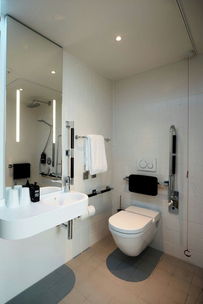 citizenM London Shoreditch Room, 1 King Bed (Mobility Accessible, Roll-In Shower) 4