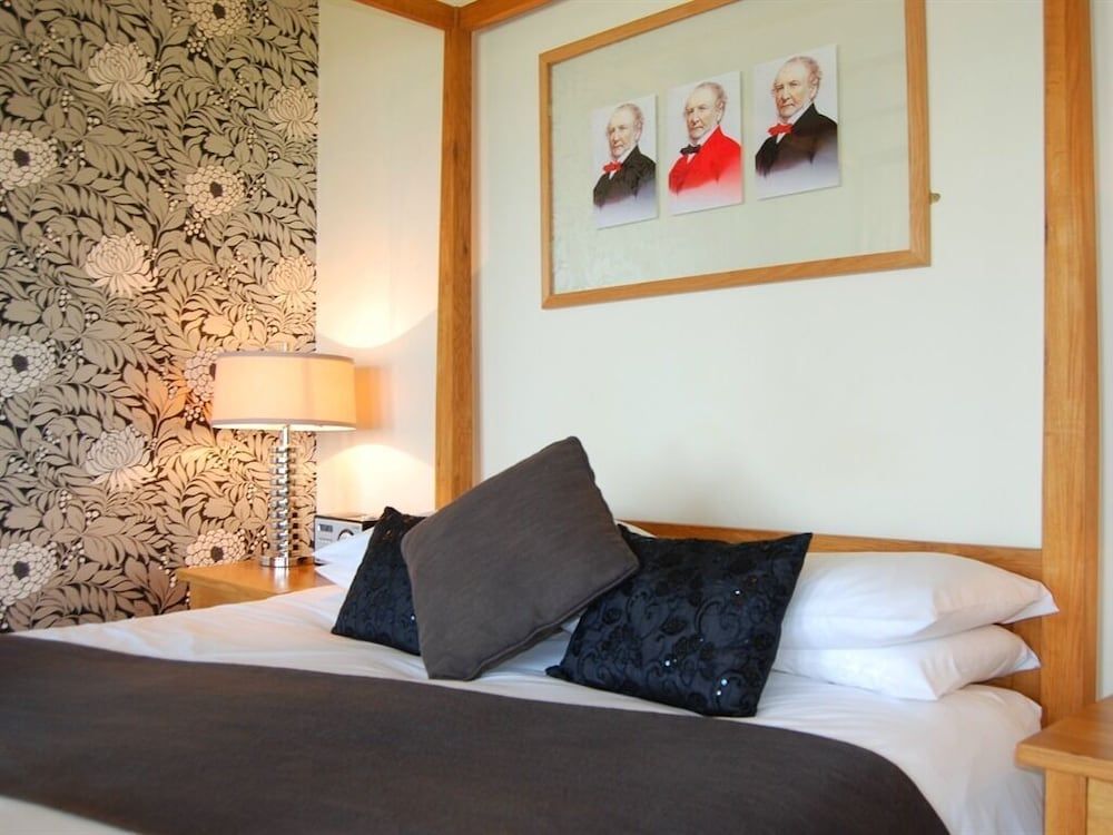 The Gladstone Luxury Double Room, Ensuite, Sea View (4 Poster front sea view) 4