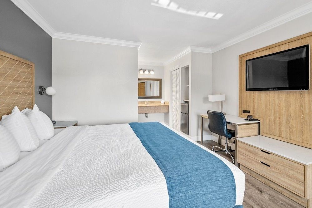 Vagabond Inn Whittier Standard Room, 1 King Bed 4