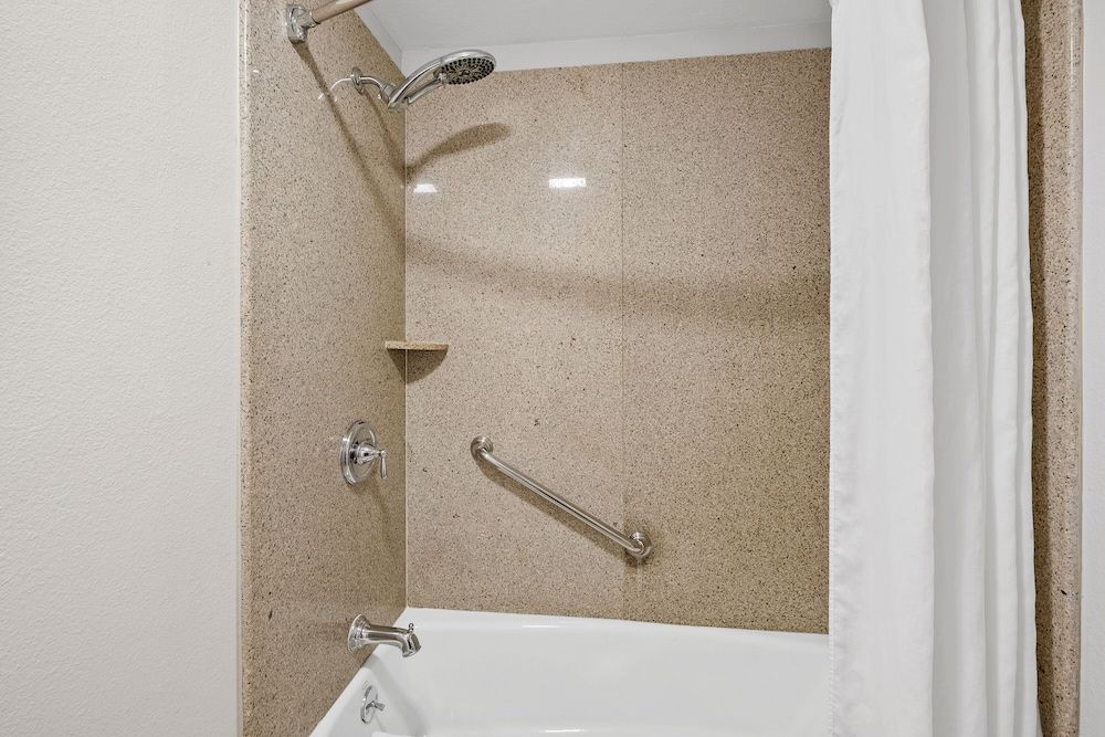 Vagabond Inn Whittier Standard Room, 2 Queen Beds 9