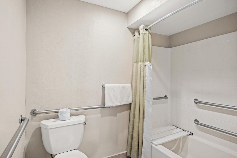 Vagabond Inn Whittier Room, 2 Queen Beds, Accessible, Bathtub 2