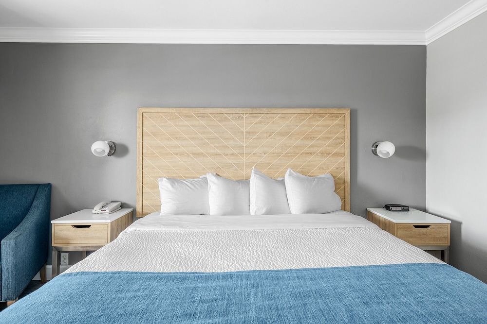 Vagabond Inn Whittier Standard Room, 1 King Bed 2