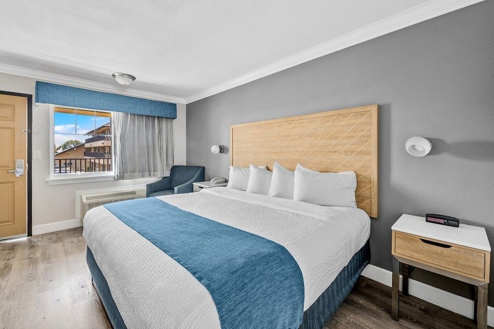 Vagabond Inn Whittier Standard Room, 1 King Bed 3