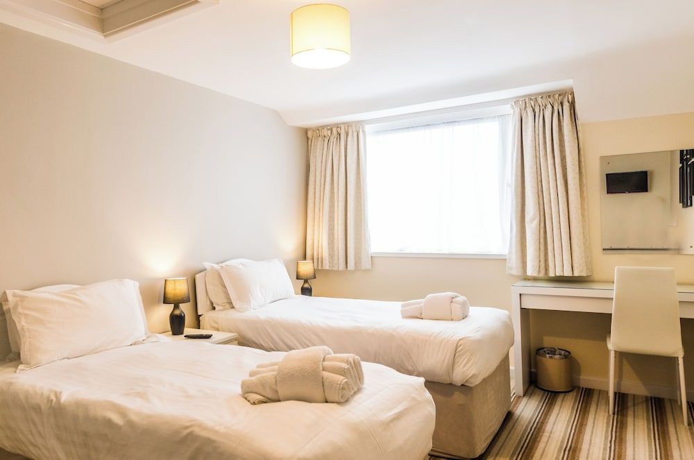 King Arthur's Arms Inn Standard Suite, 3 Bedrooms 2