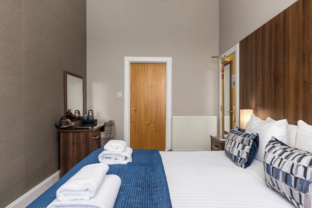 28 York Place Double or Twin Room (Double/twin room with a view) 6