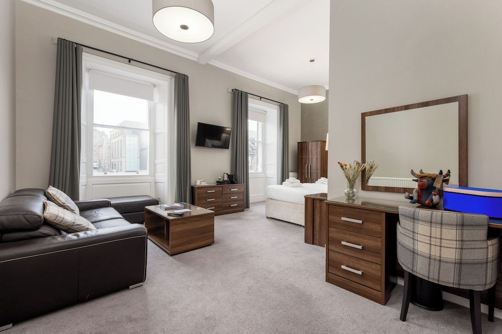 undefined 28 York Place 3