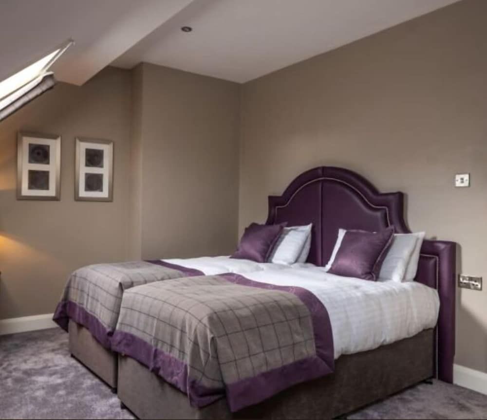 Bishop's Gate Hotel Deluxe Twin Room 2